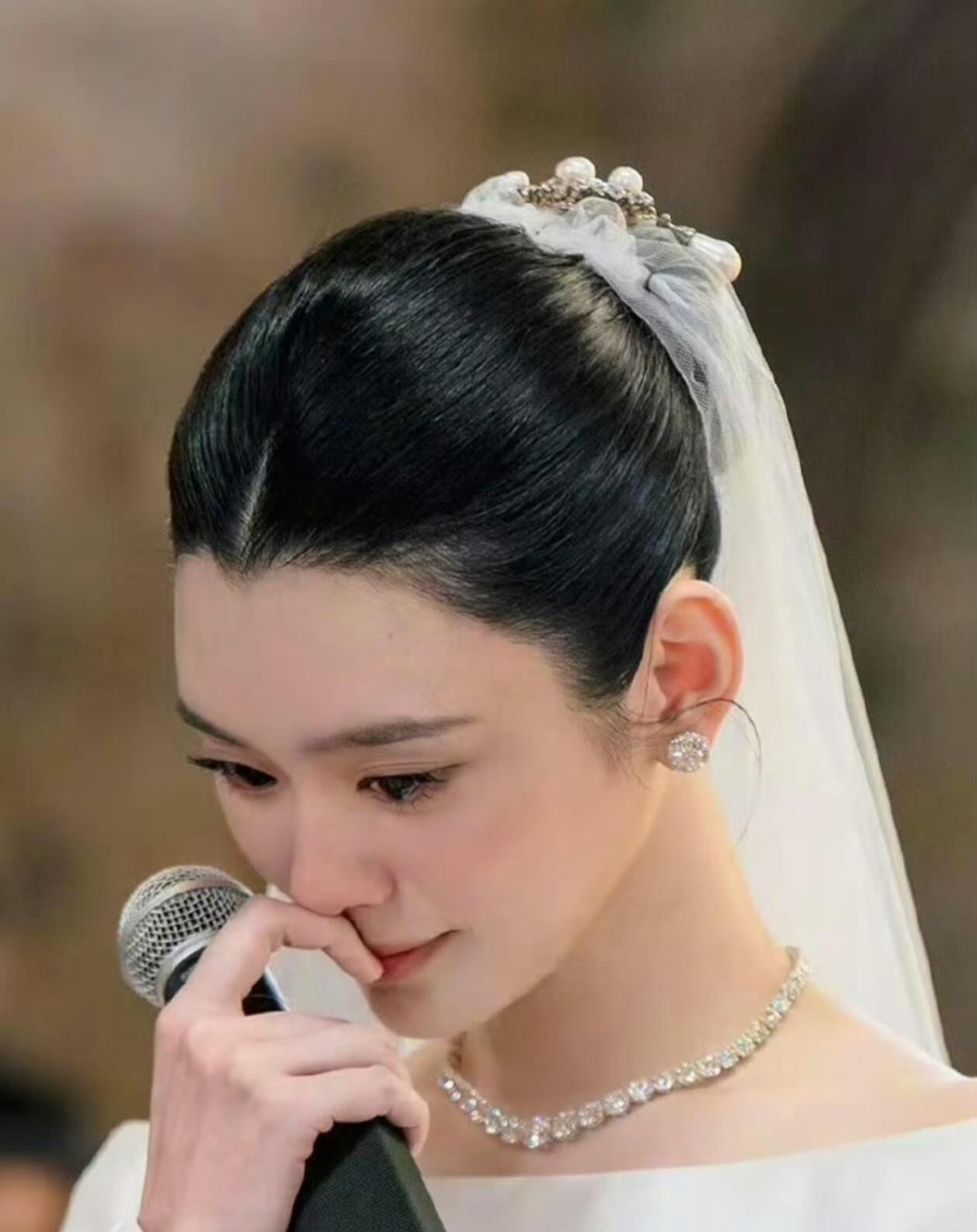 真的破防了！谁能想到，奚梦瑶这场迟了整整七年的古堡婚礼，仅凭一个落泪镜头直接全网