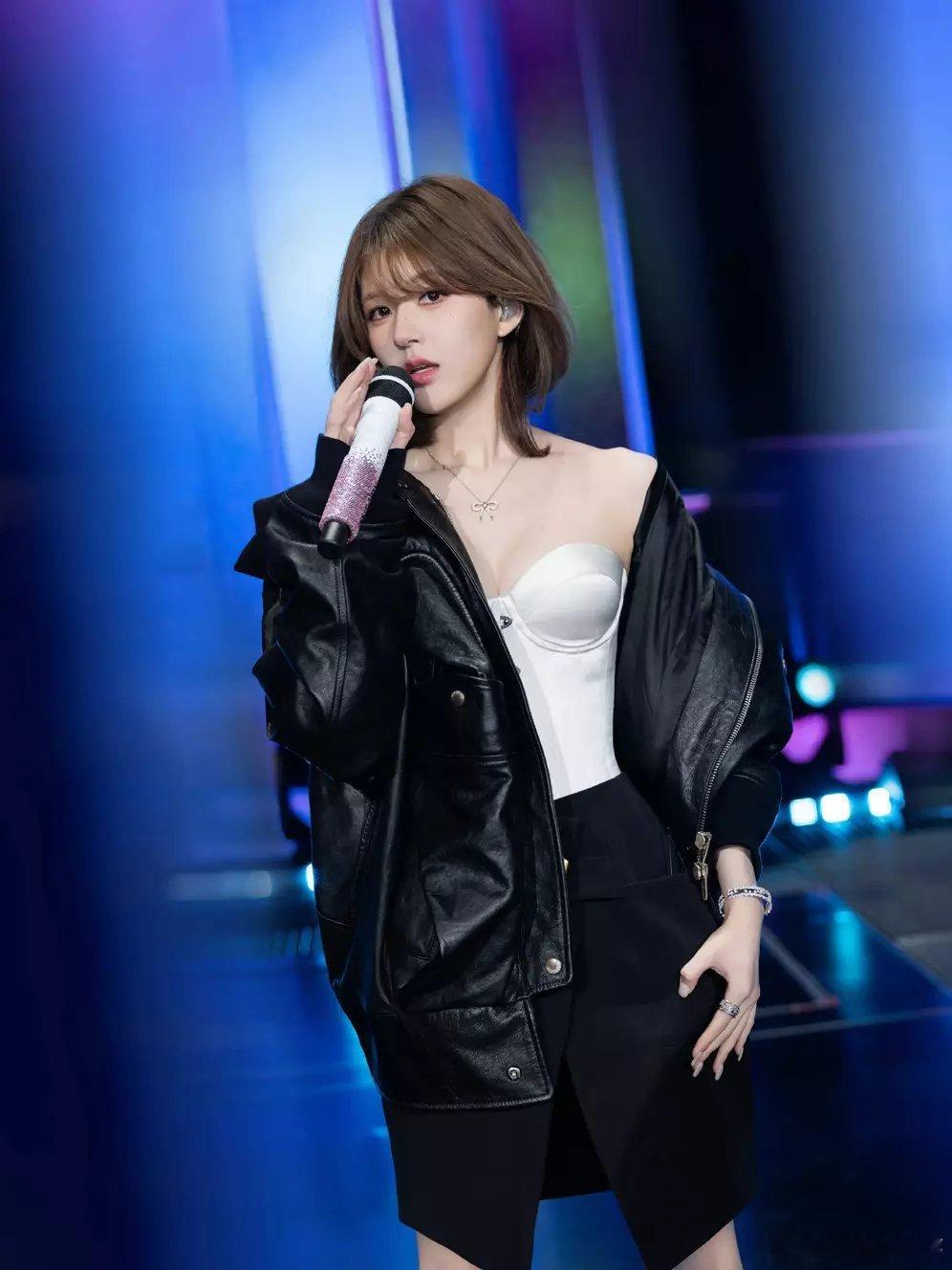 青青娱乐赵露思最新舞台照甜酷感拉满！露纤细腰肢性感吸睛 