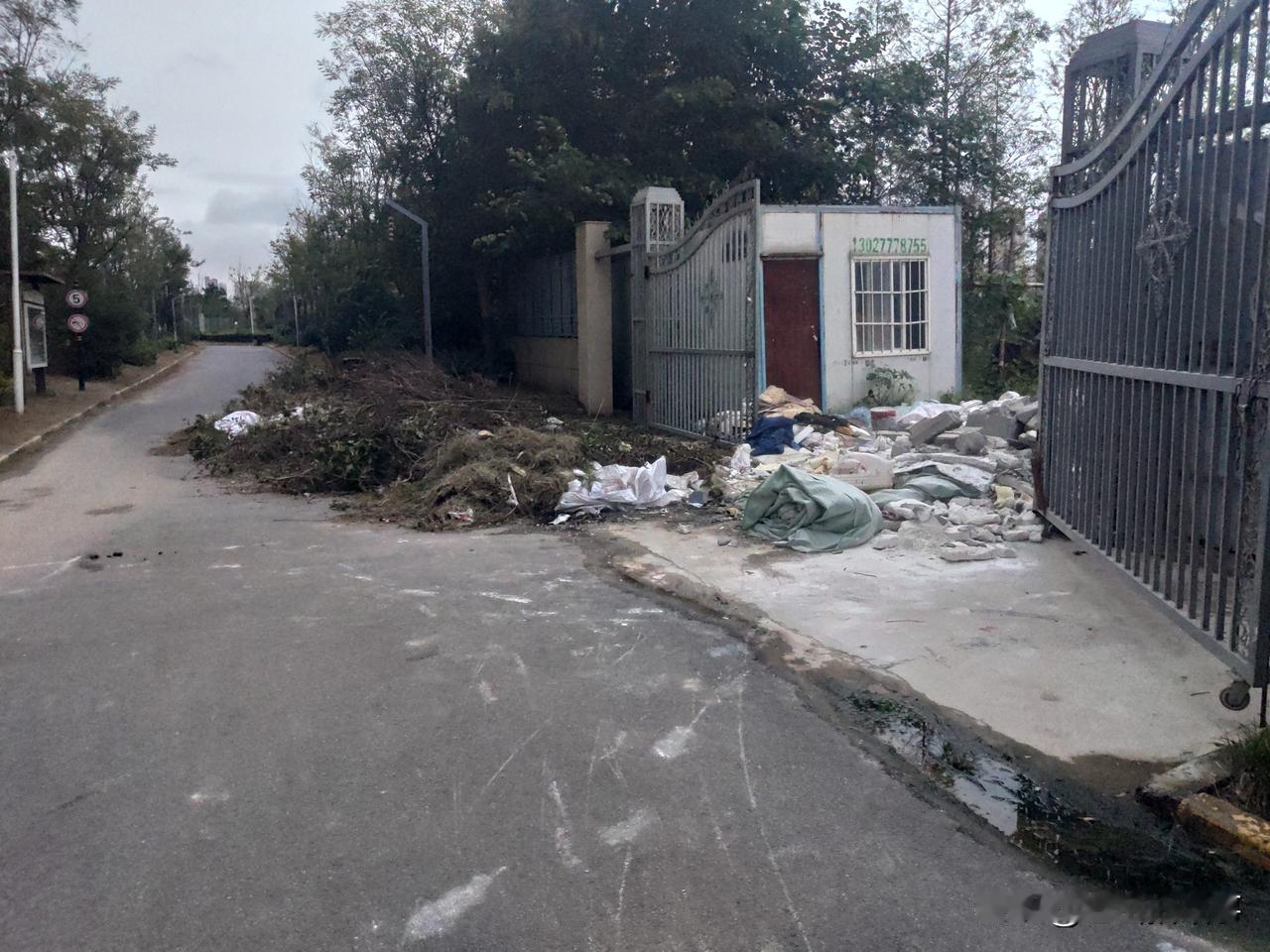 郑州仲秋、十一假期随手拍:
郑州市中原区西流湖街道办京水湖畔小区，南门口的垃圾该