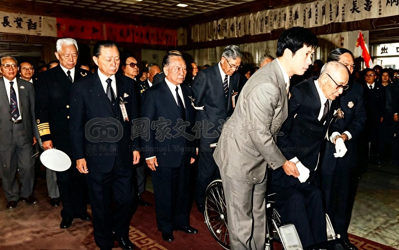 1987年，何应钦参加顾祝同的葬礼，两人都是战犯，在同一年去世