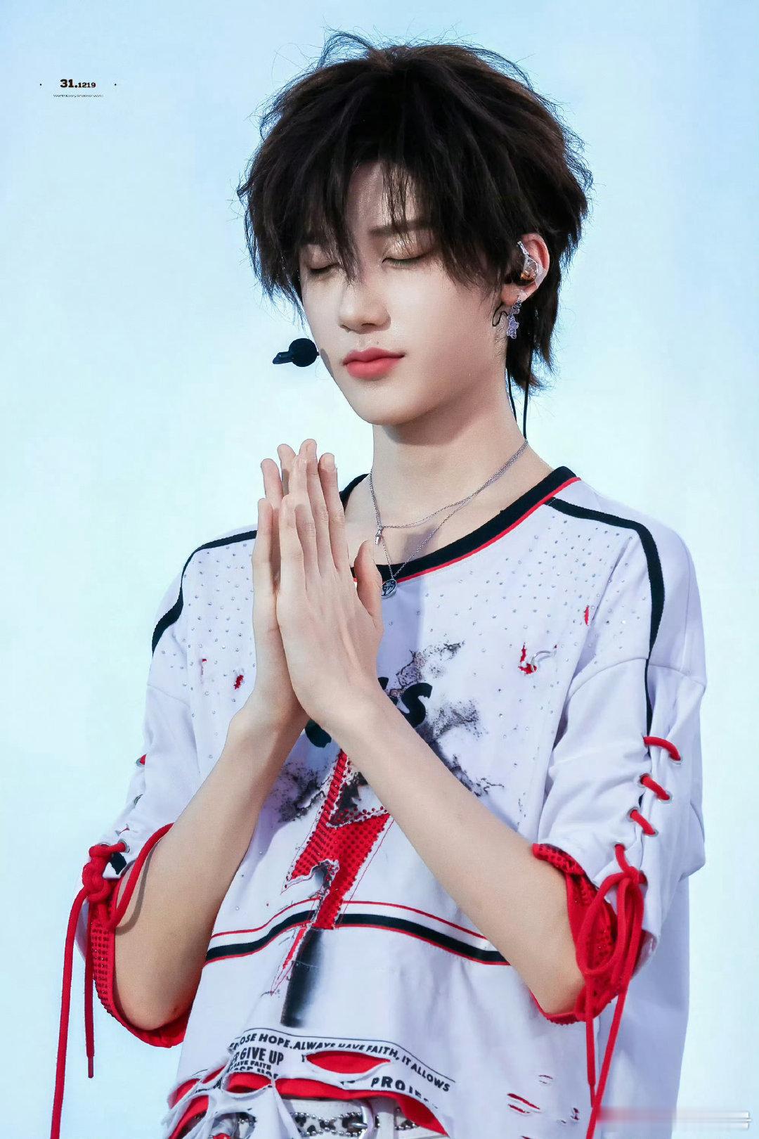 TF四代演唱会最后一天终场时刻格外动人，台下灯海璀璨，少年与粉丝完成盛大告别。 