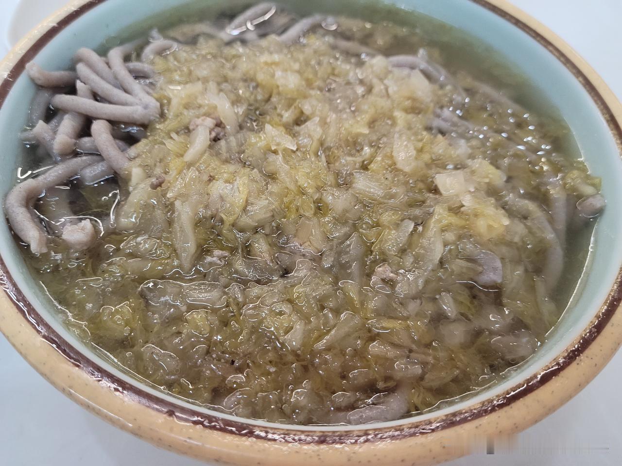 今天又去了一趟医院，中午没时间做饭，儿子说想吃蒙餐的荞面饸饹，我俩就去蒙餐馆吃饸