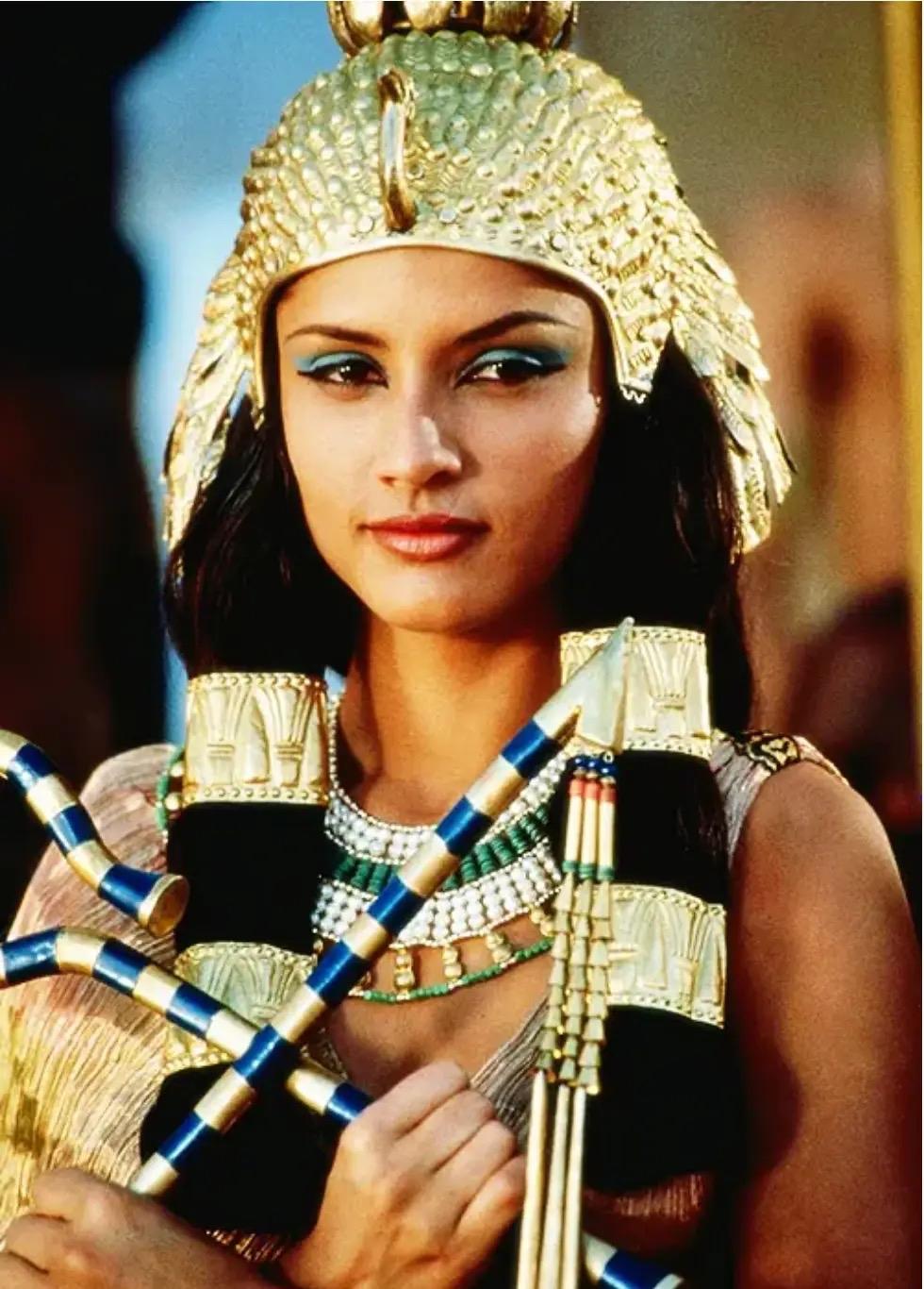 千年时光都未能掩埋人们对埃及艳后陵墓的好奇！考古学者在遗址中抽丝剥茧，水渠、古币