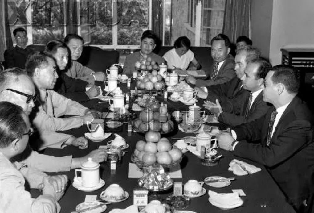 【周总理历史上的今天——5月16日】
1960年5月16日下午，周恩来总理在武汉