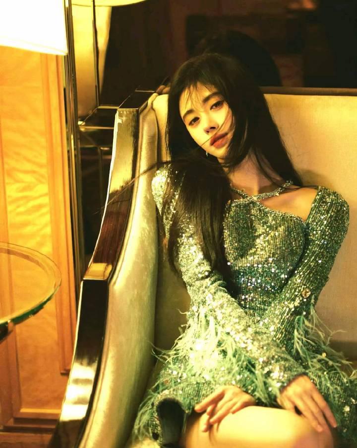 用一句话形容鞠婧祎一套又一套完全不同的风格任意切换，鞠婧祎的美貌简直是开了无限体