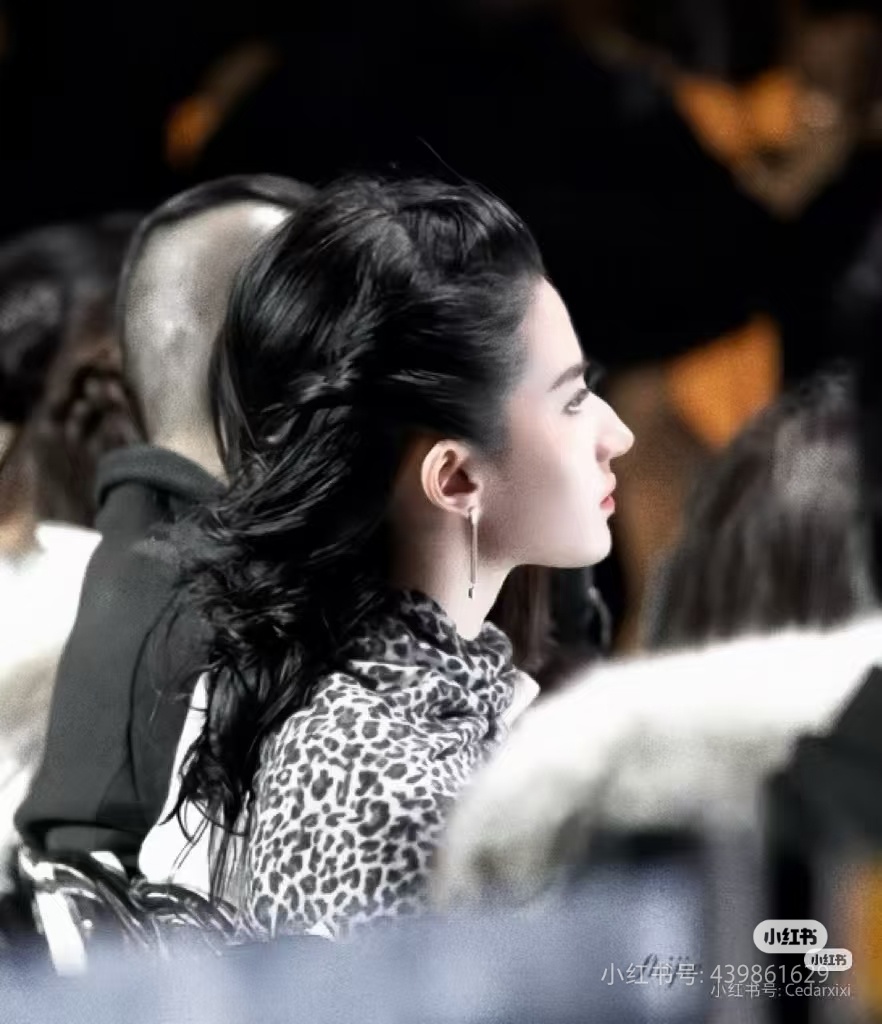 看起来很有智慧的女人 ​​​