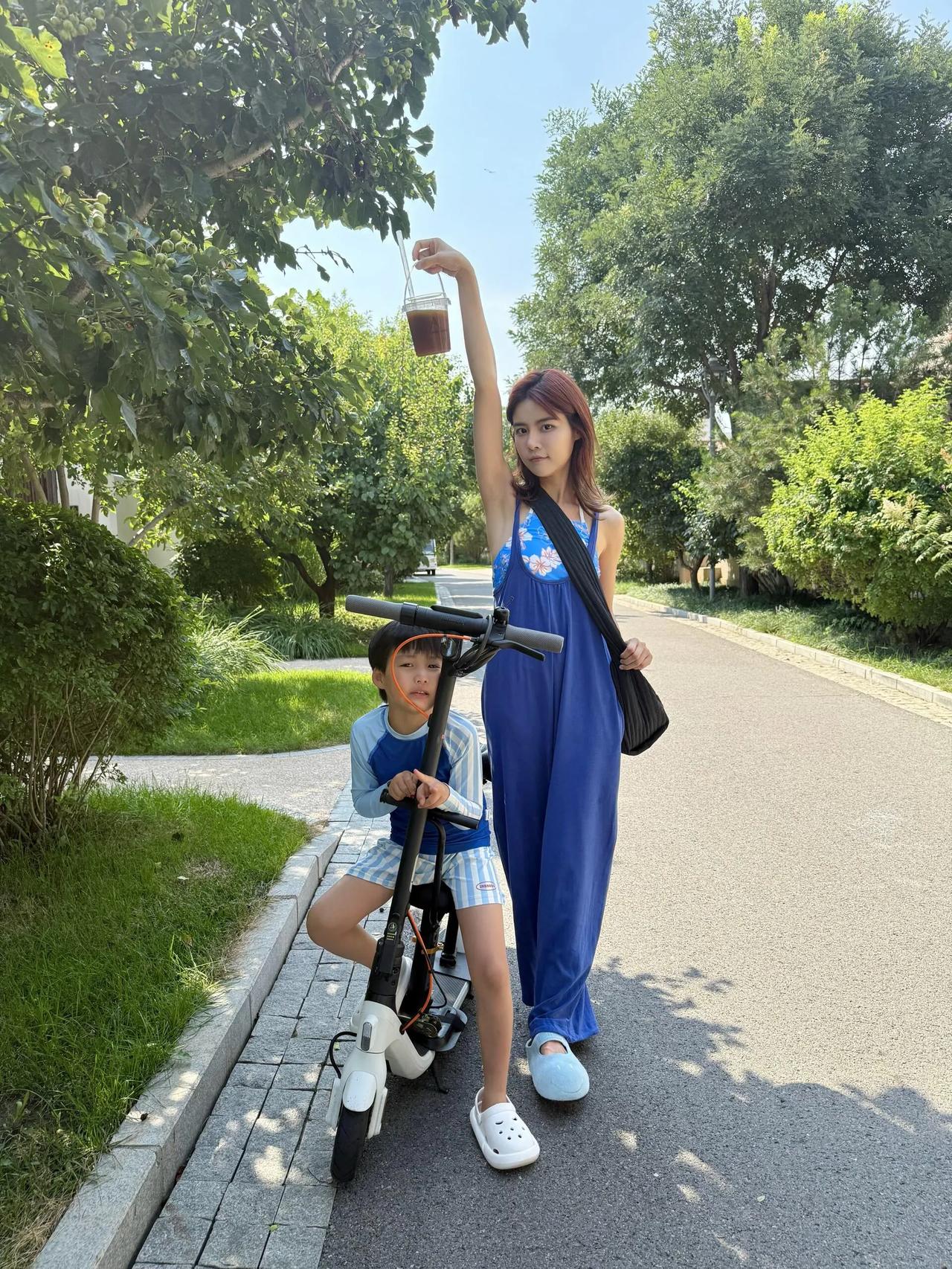 8月16日晚，苏醒妻子廖语辰更新动态，晒出她的14张个人照和4张与儿子的合照，皮