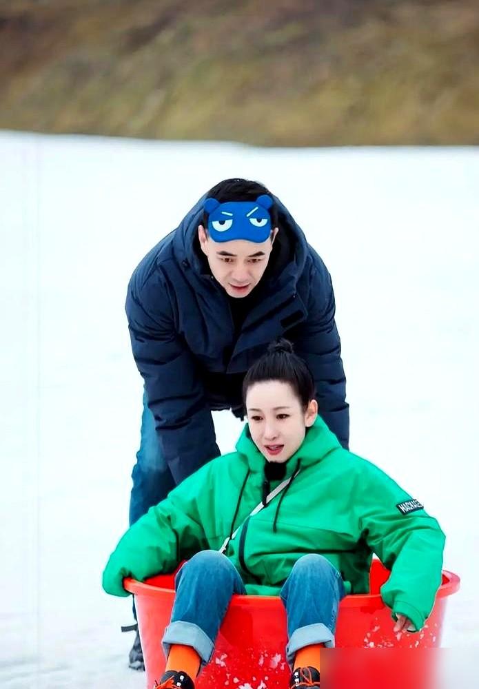 何洁手破了点皮，秦海璐当场黑脸：别作秀了，没流血！可你猜怎么着，这个专治公主病的