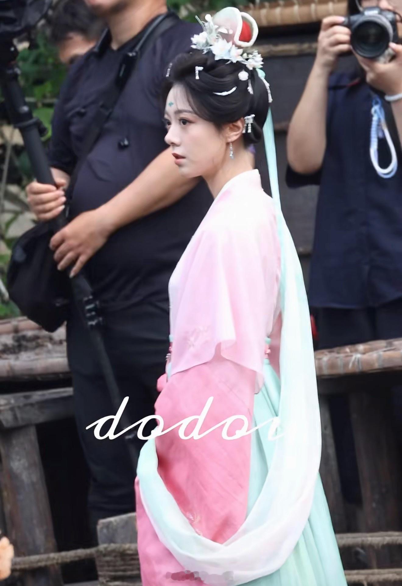 赵今麦就适合这种粉嫩娇俏，或者清爽干净的小女儿家装扮，非常灵动自然。不管是古装还