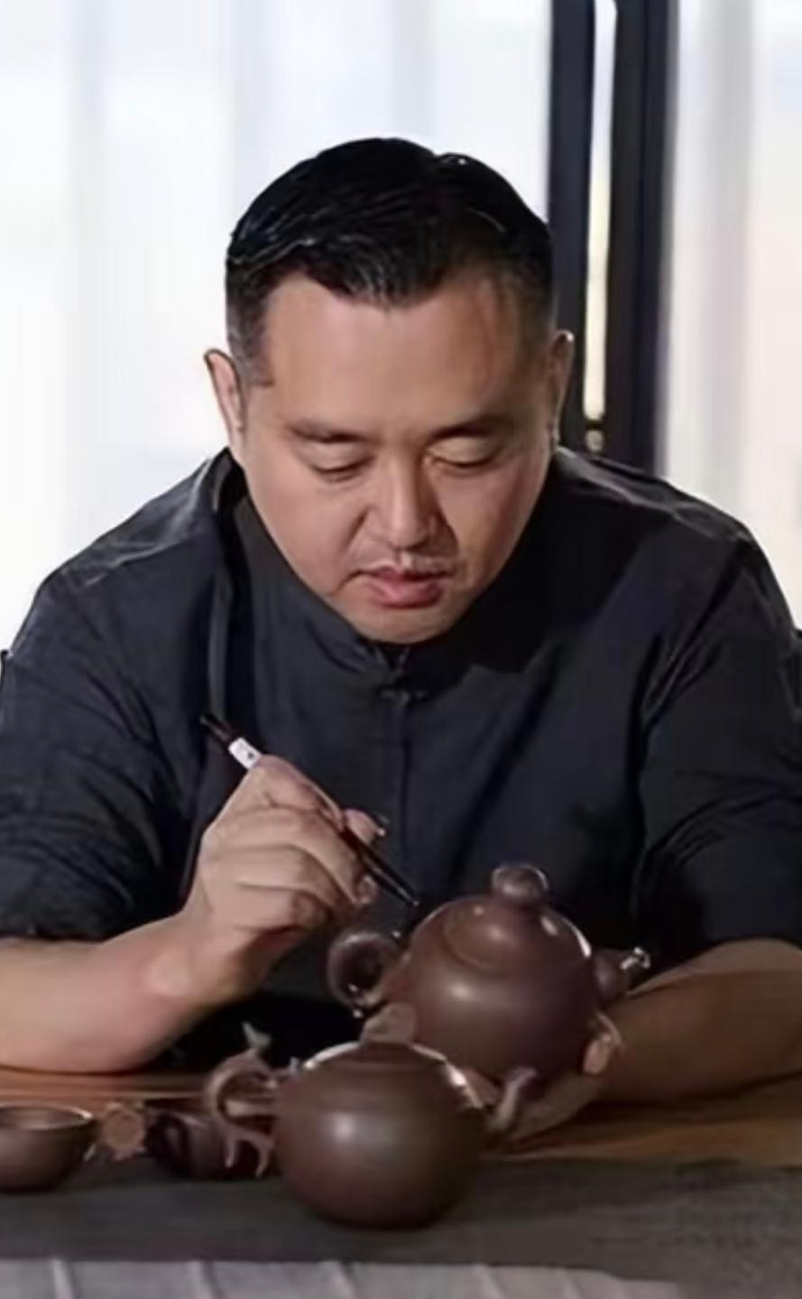 我天，刚才刷到一个消息，给我震得下巴差点就掉下来了！

孔令辉当年的乒乓球王子，