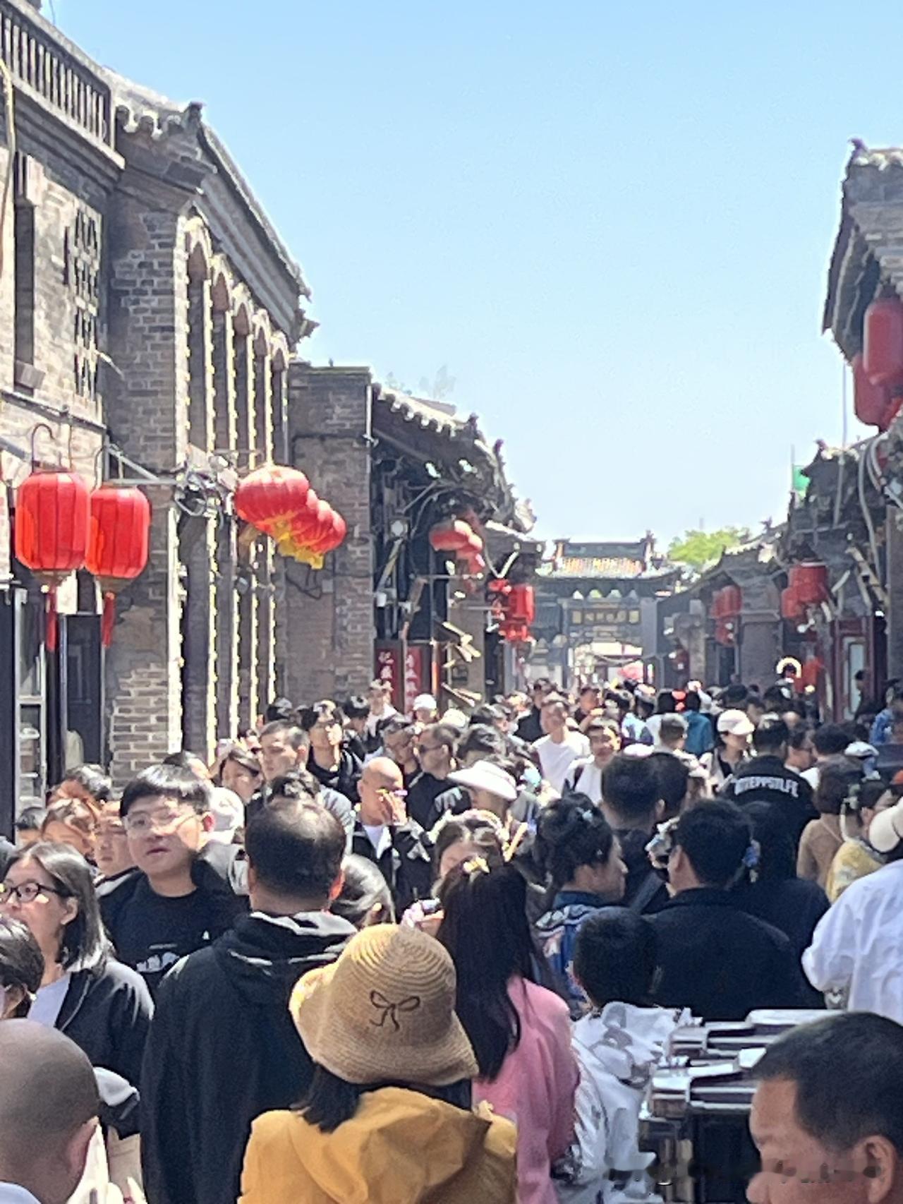 5月3日，平遥古城熙熙攘攘、人满为患。县衙、城隍庙、镖局这些地方，更是人头攒动。