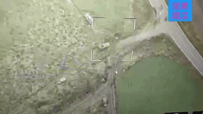 库尔斯克地区，乌军一辆“科扎克”装甲车停在公路旁的小路口，周边不少灌木，无法隐藏