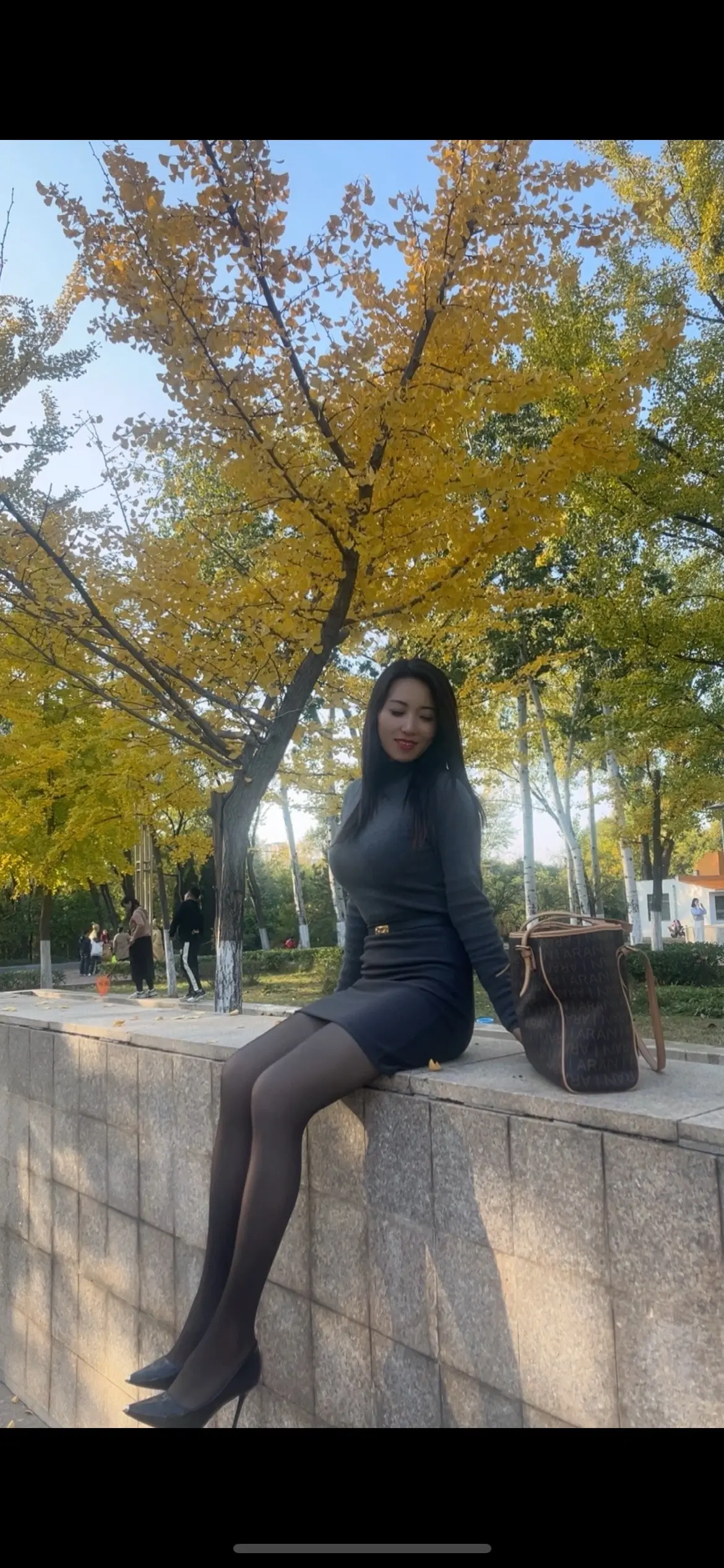 “总想做个连头发丝都温柔的女人，可是改不了倔强的性格，嘴不甜，不够虚伪...