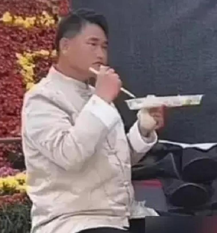 7月商演结束，主办方一声不吭把他安排在二号桌，旁边全是陌生面孔，全程无人寒暄搭话