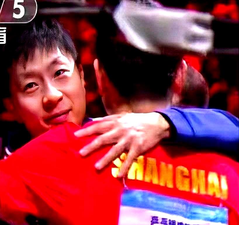 这一幕真把我整哭了。
 

北京队夺冠后，马龙没先找自己队友，反而冲过去抱了对面