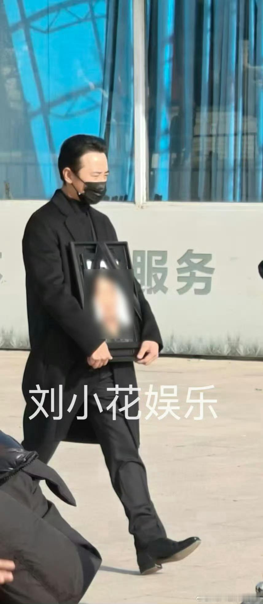 有视频可以看到有人在劝不要拍了，这下连抱遗像的照片都出来了