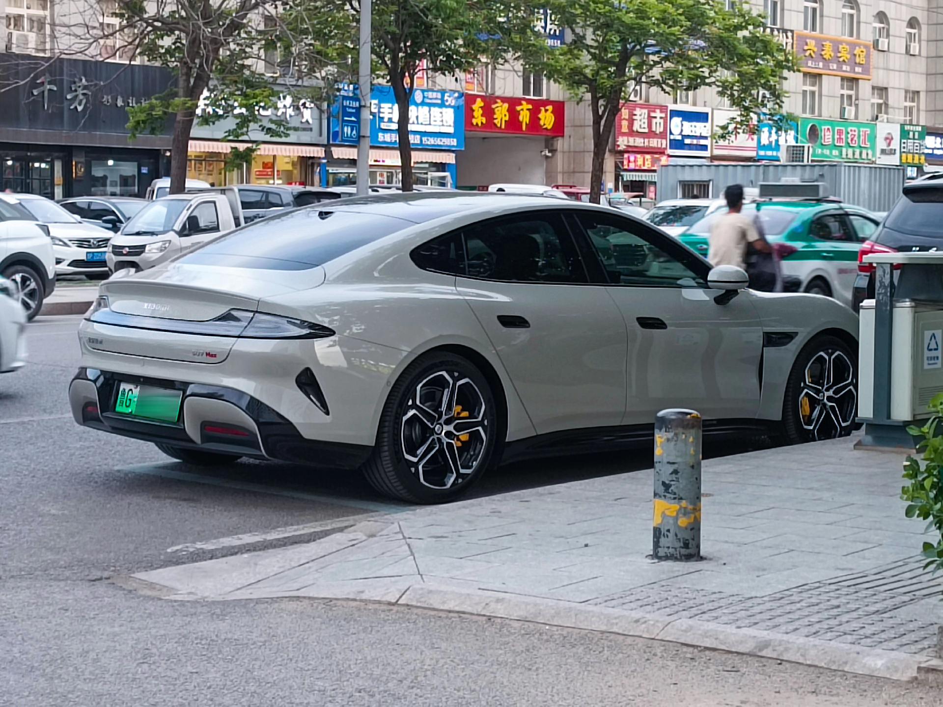 寿光偶遇小米su7 max，这轮毂真漂亮