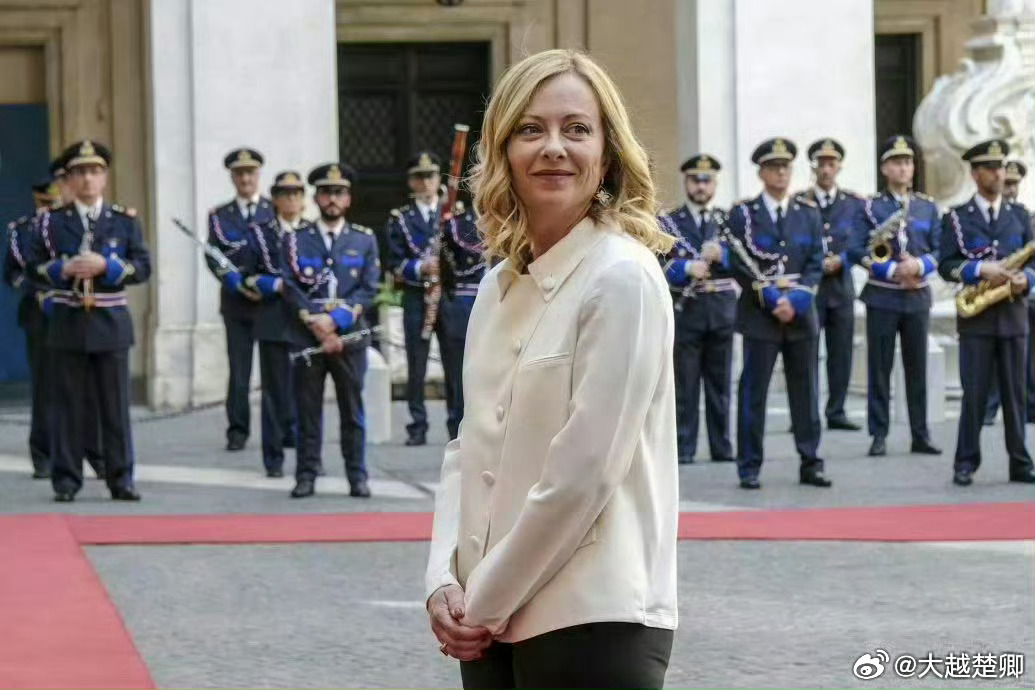 G7峰会间隙，梅洛尼闲聊时透露，她已于一个月前彻底戒烟。 