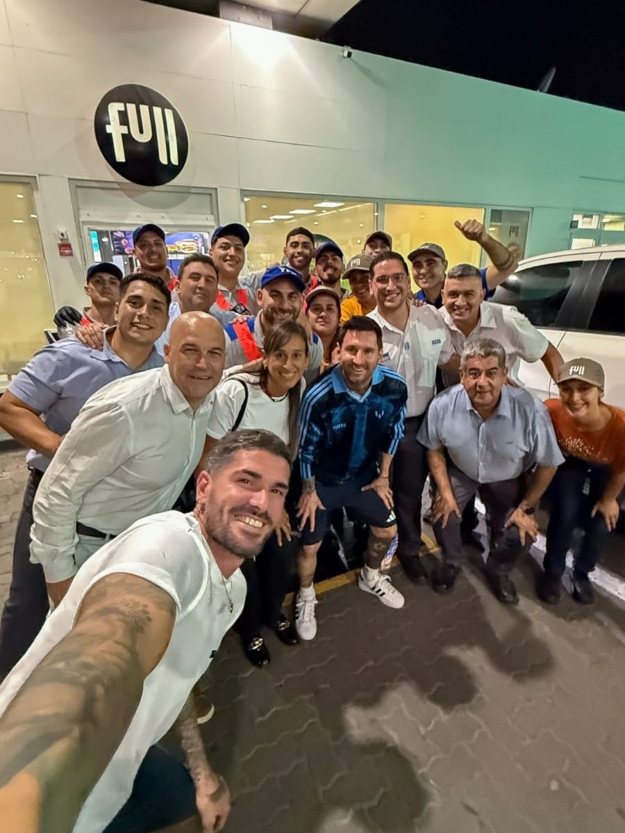 梅西和德保罗与YPF工作人员们合影🤳😊 