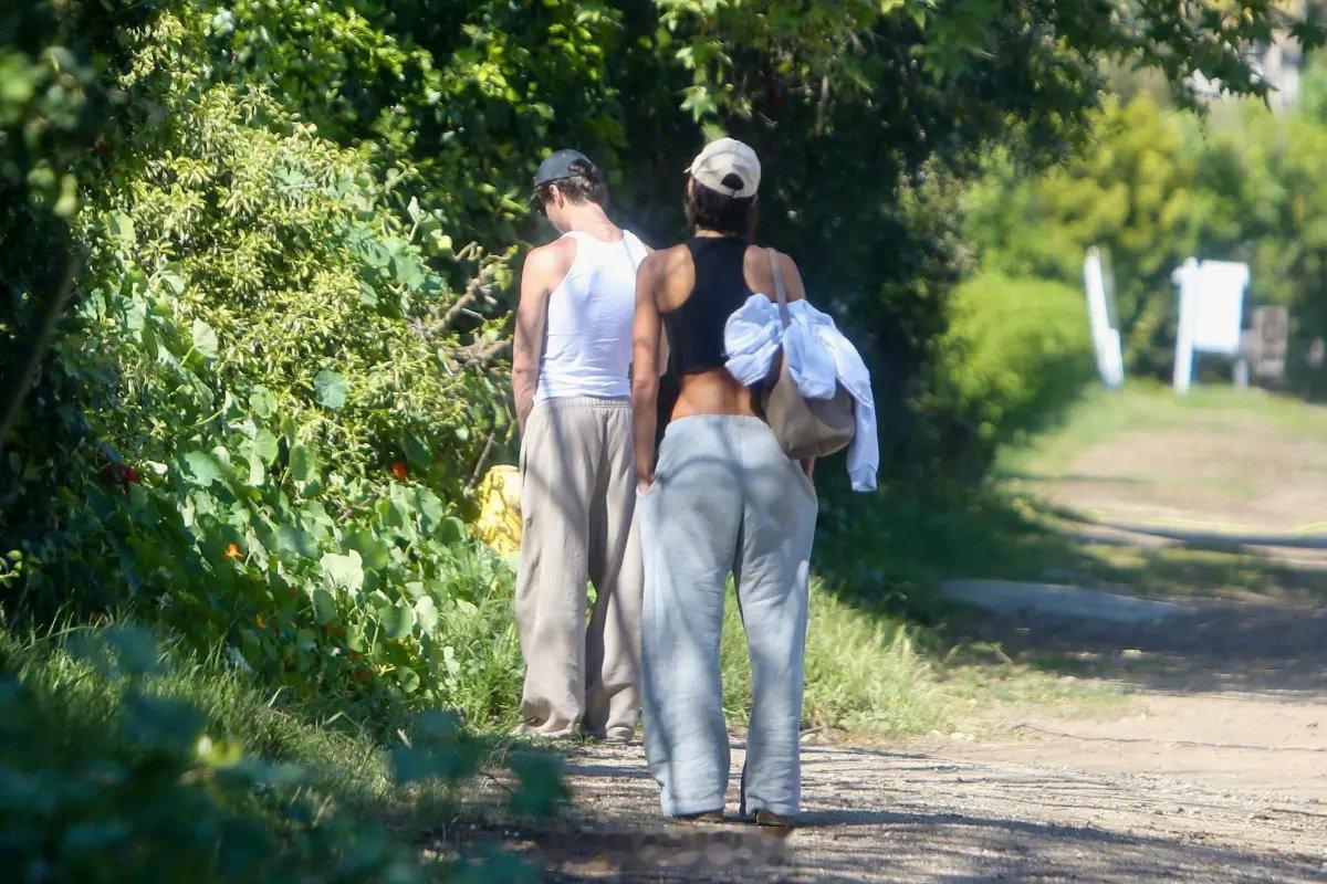萌德随地小便 据外国媒体报道，萌德与女友在加州郊外散步时，被拍到在路边树丛中小便