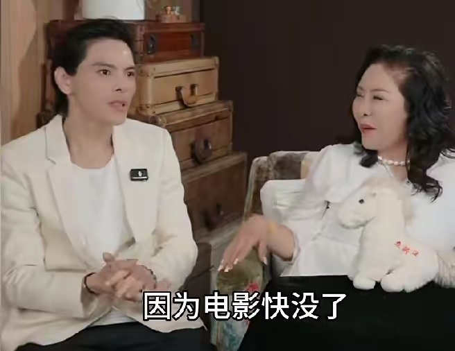 向佐直播提到周星驰新电影少林足球说不建议大家去看，后一秒向太就打断向佐，向佐顺着