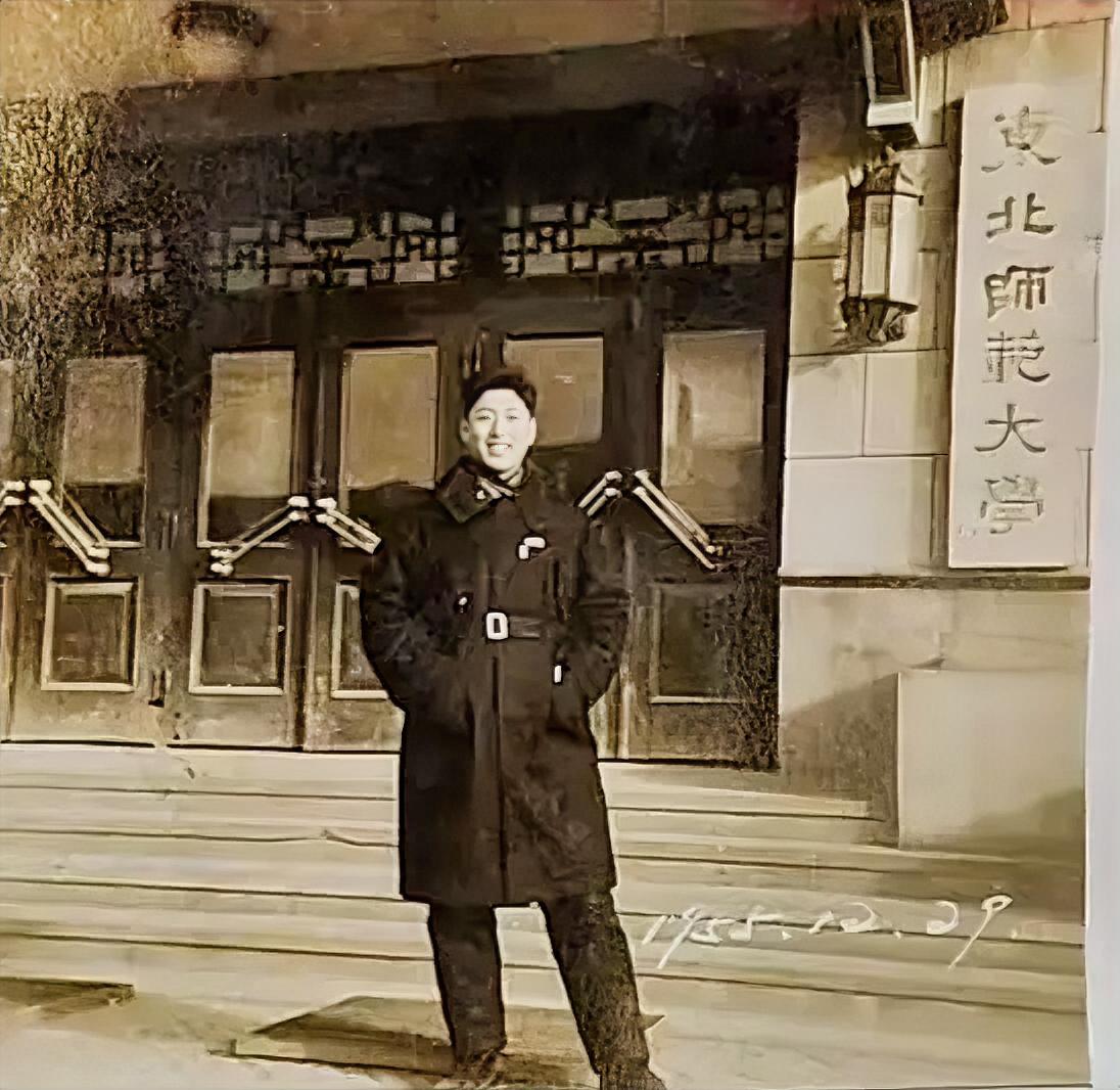 东北师范大学老照片，这是大礼堂前面吗？