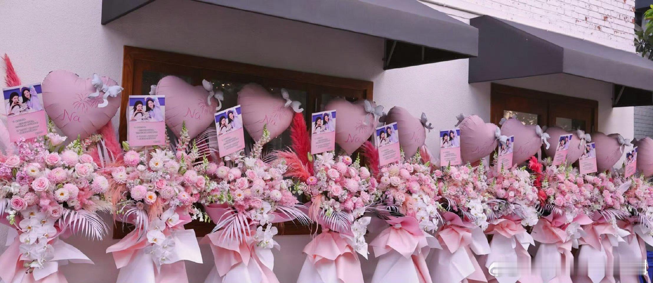孙怡送谢娜演唱会花篮孙怡给谢娜演唱会送花篮温柔藏在细节里，孙怡十束花篮为谢娜演唱