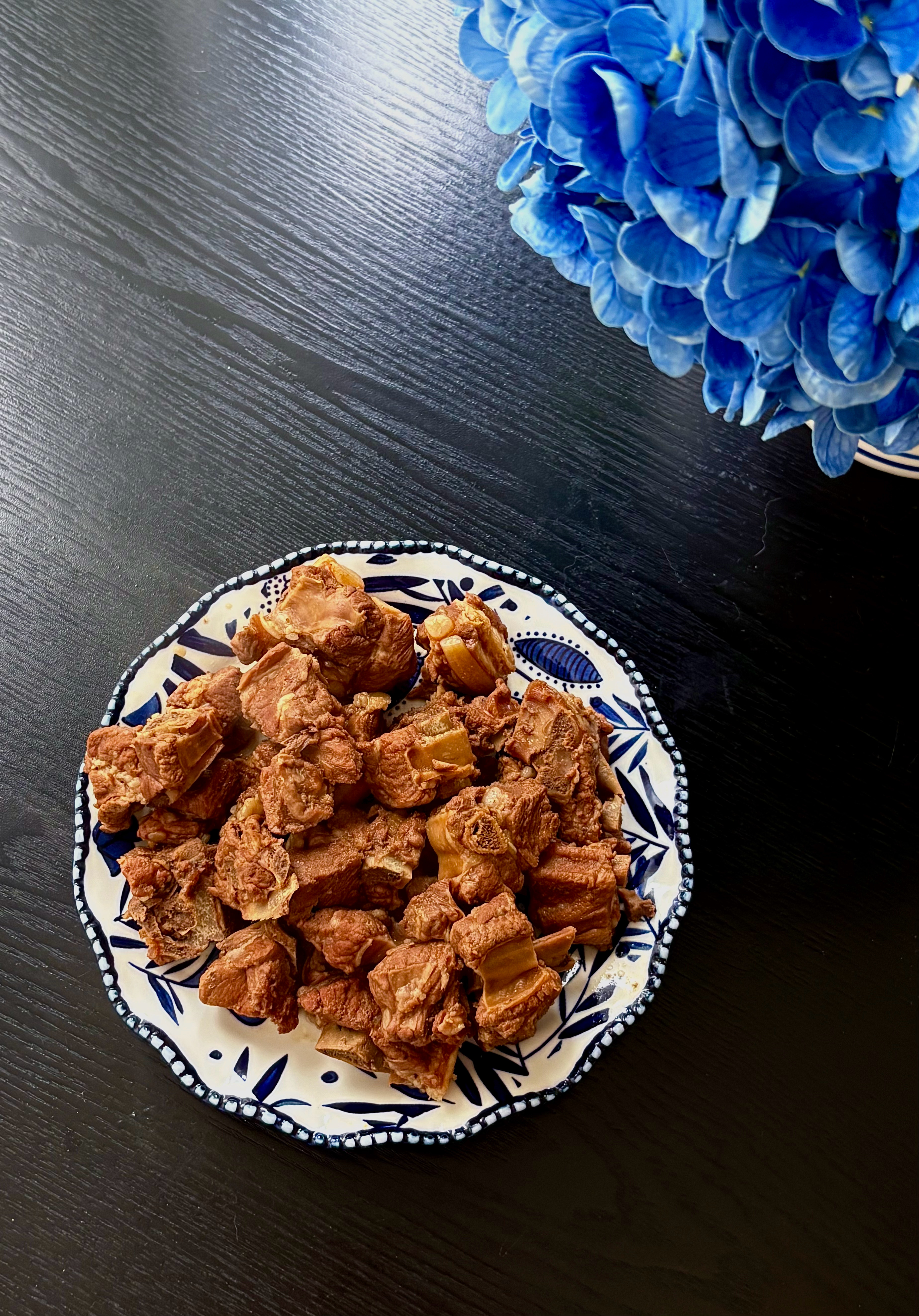 星期天才有空给自己做点饭菜，心情好给女儿卤些排骨，又买到了超级甜又漂亮的蟠桃，今