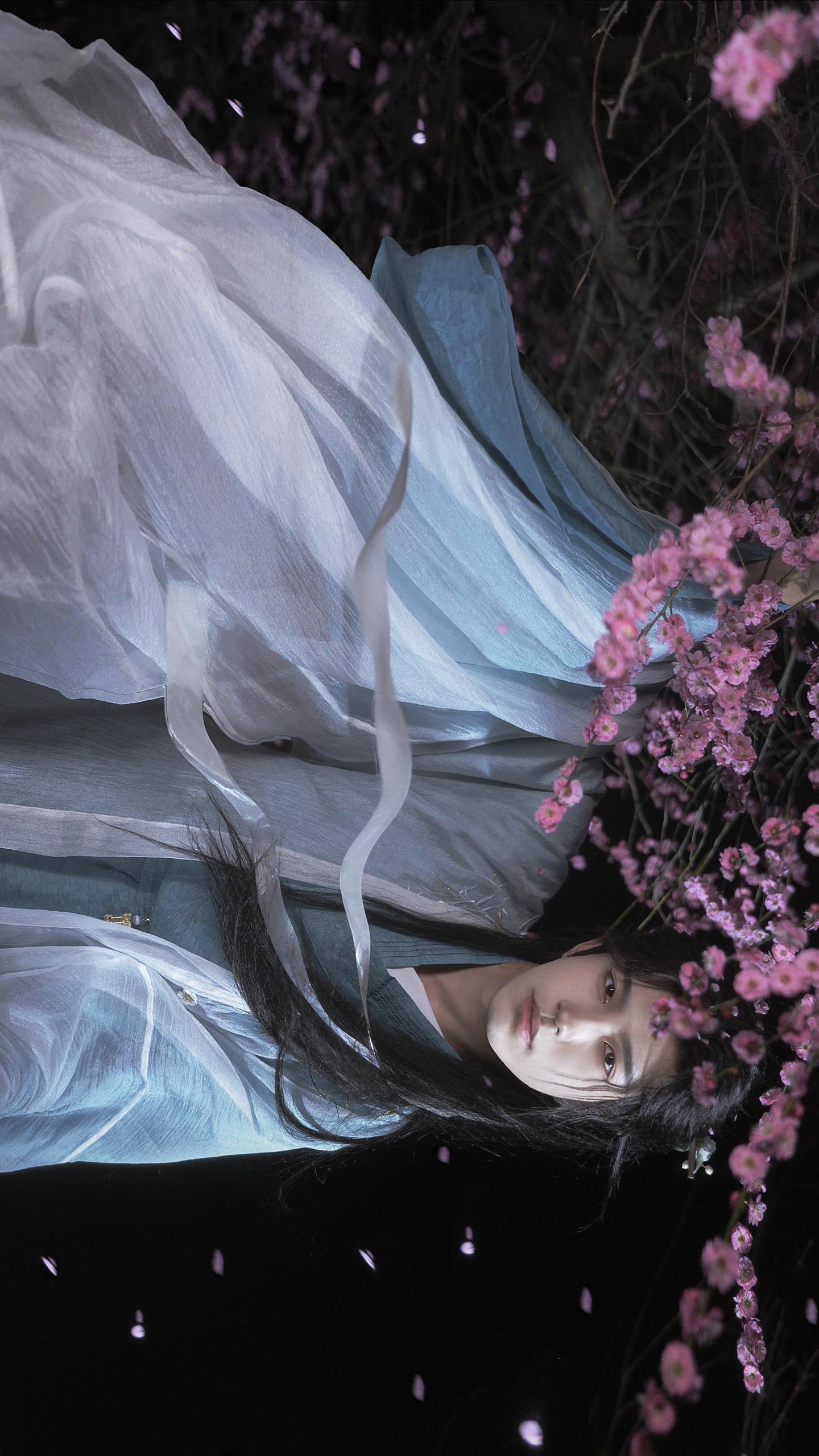 “憾无穷 人生长恨水长东”