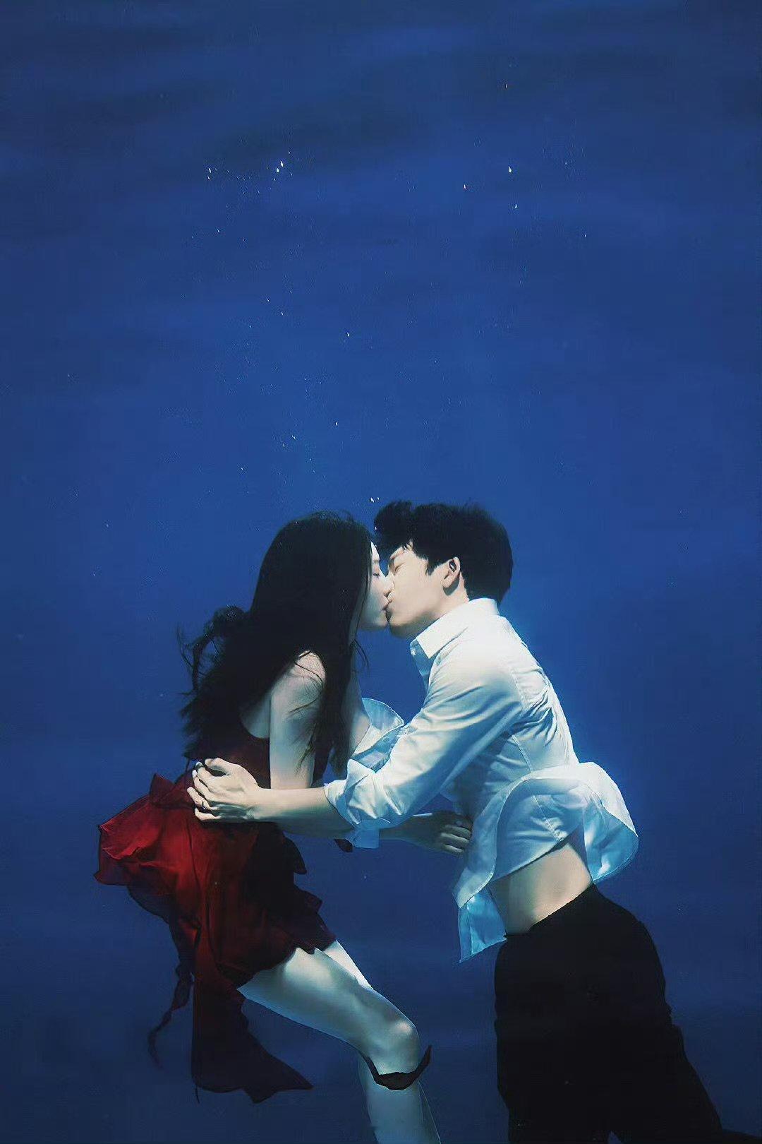 井柏然蔡文静水下吻神图钢铁森林水下吻神图钢铁森林吻戏删了，但井柏然蔡文静这张水下