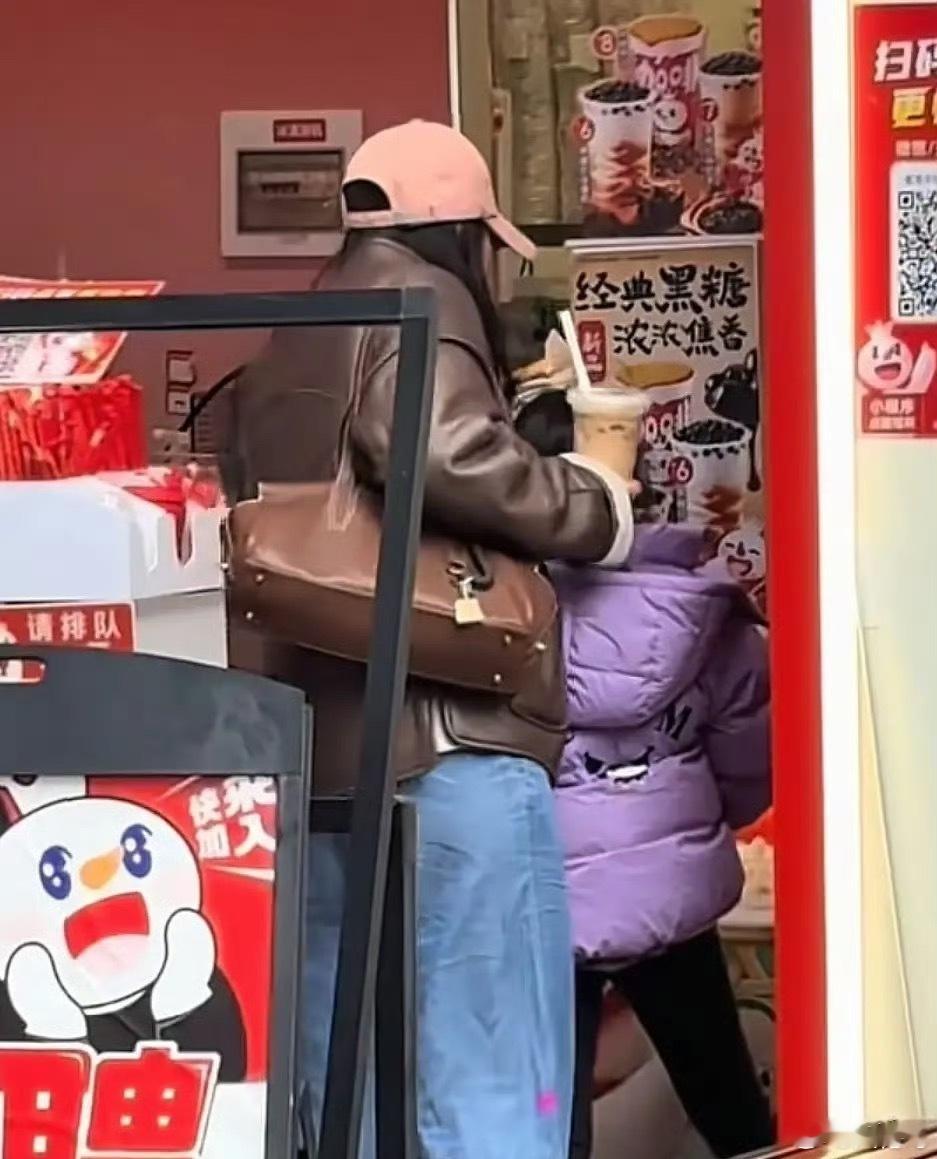 霍启刚郭晶晶一家逛街买奶茶真的越是豪门越低调啊，霍家喝奶茶竟然选平价的蜜水冰城！