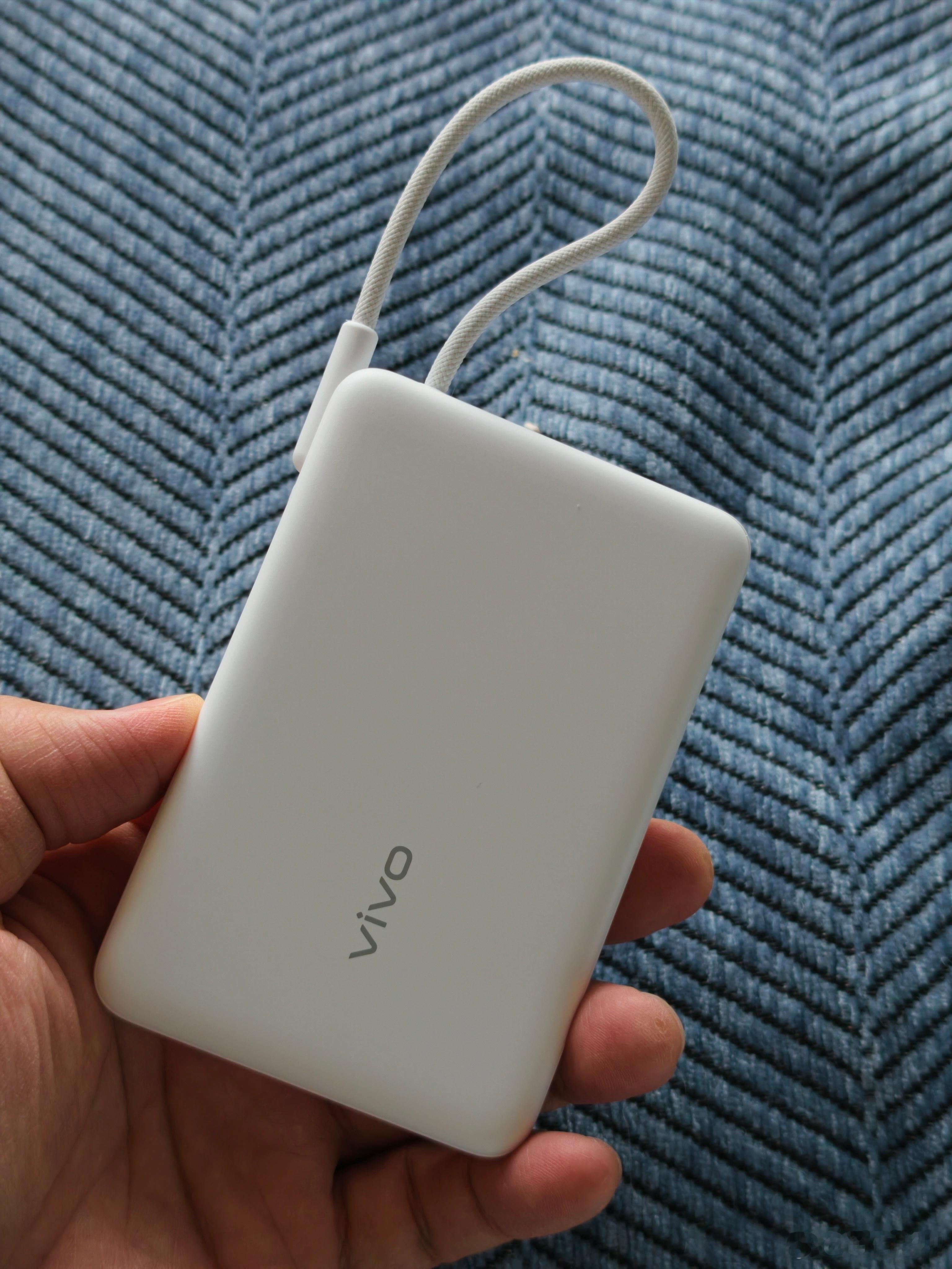 网上买了个蓝厂的一万毫安33W快充的充电宝真不错，比较轻巧，自带线，还是横着的接