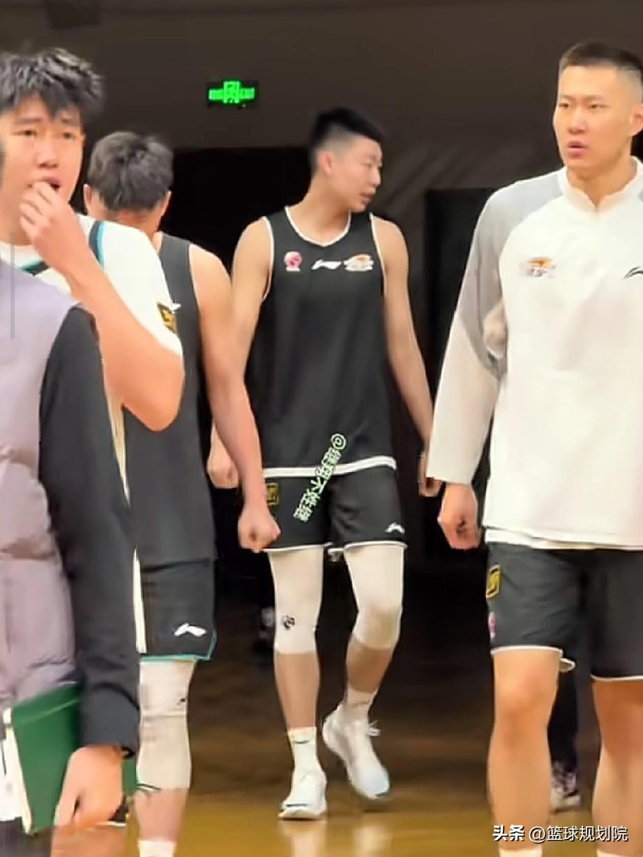 辽宁男篮踩场训练，全员严肃！

辽宁男篮三连客后回到主场迎战新疆的比赛，辽宁男篮