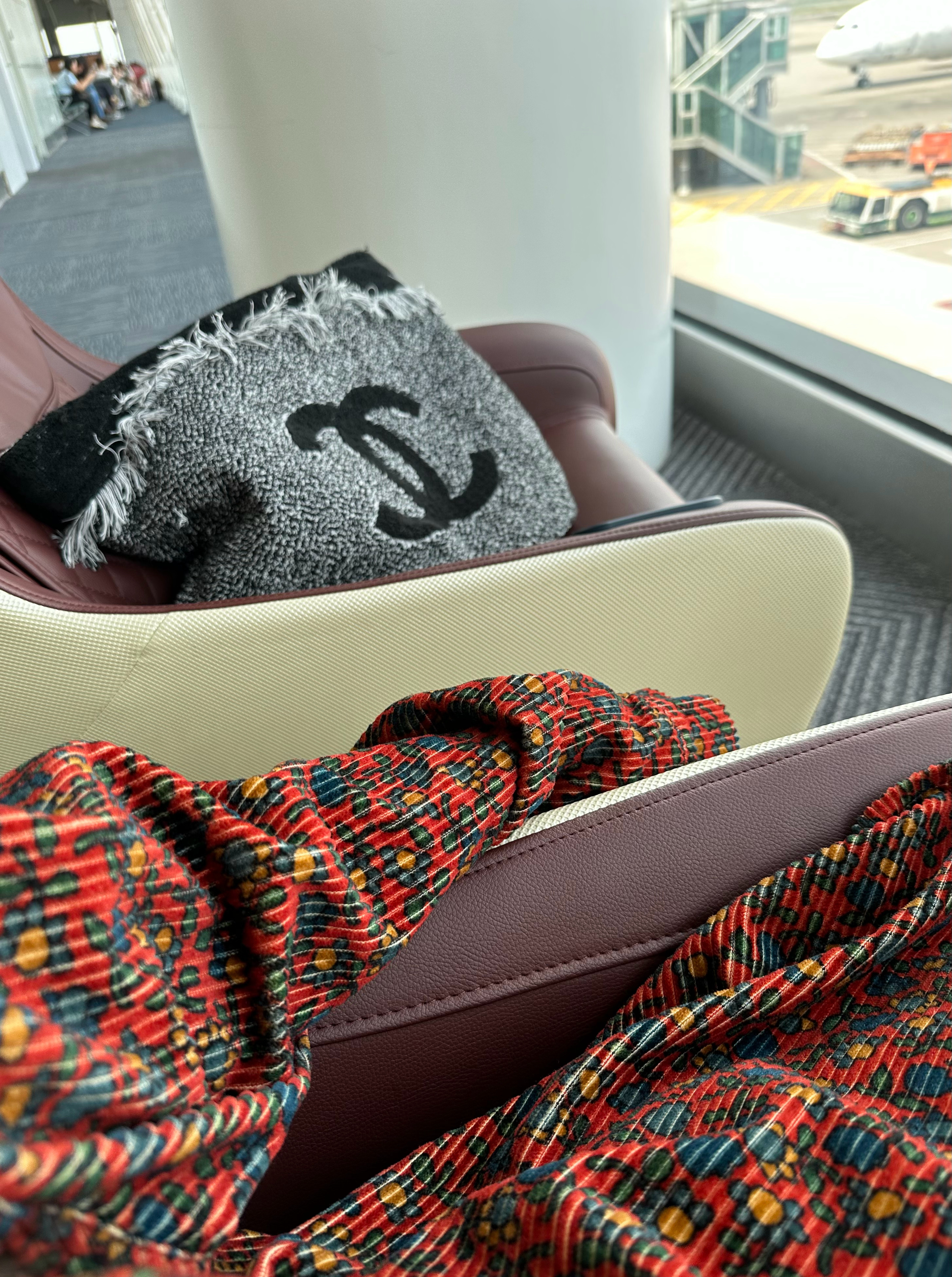 坐在机场的按摩椅上望着窗外 这个早晨很舒适哦 电商人最忙的时刻来了💪🏻 ​​