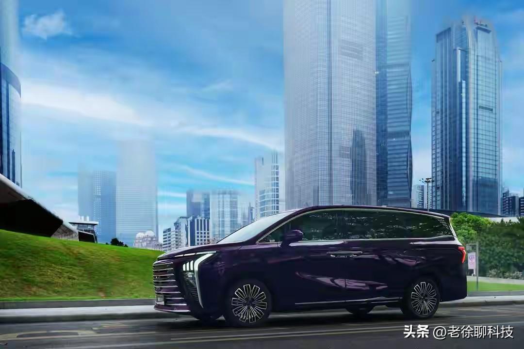 20万预算买MPV，过去只能在合资燃油和国产插混之间纠结。

合资燃油像库斯途、