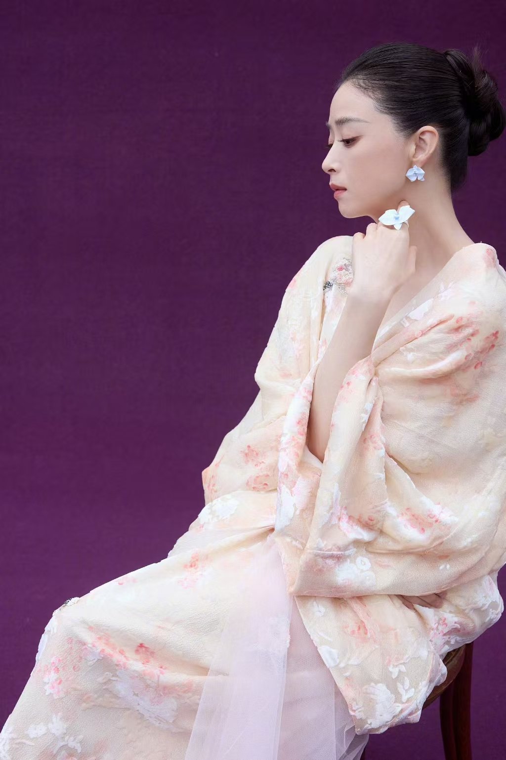 蒋欣杏粉色新中式套装​蒋欣古典风造型 ​​​蒋欣着一袭山间自由的风！ ​​​