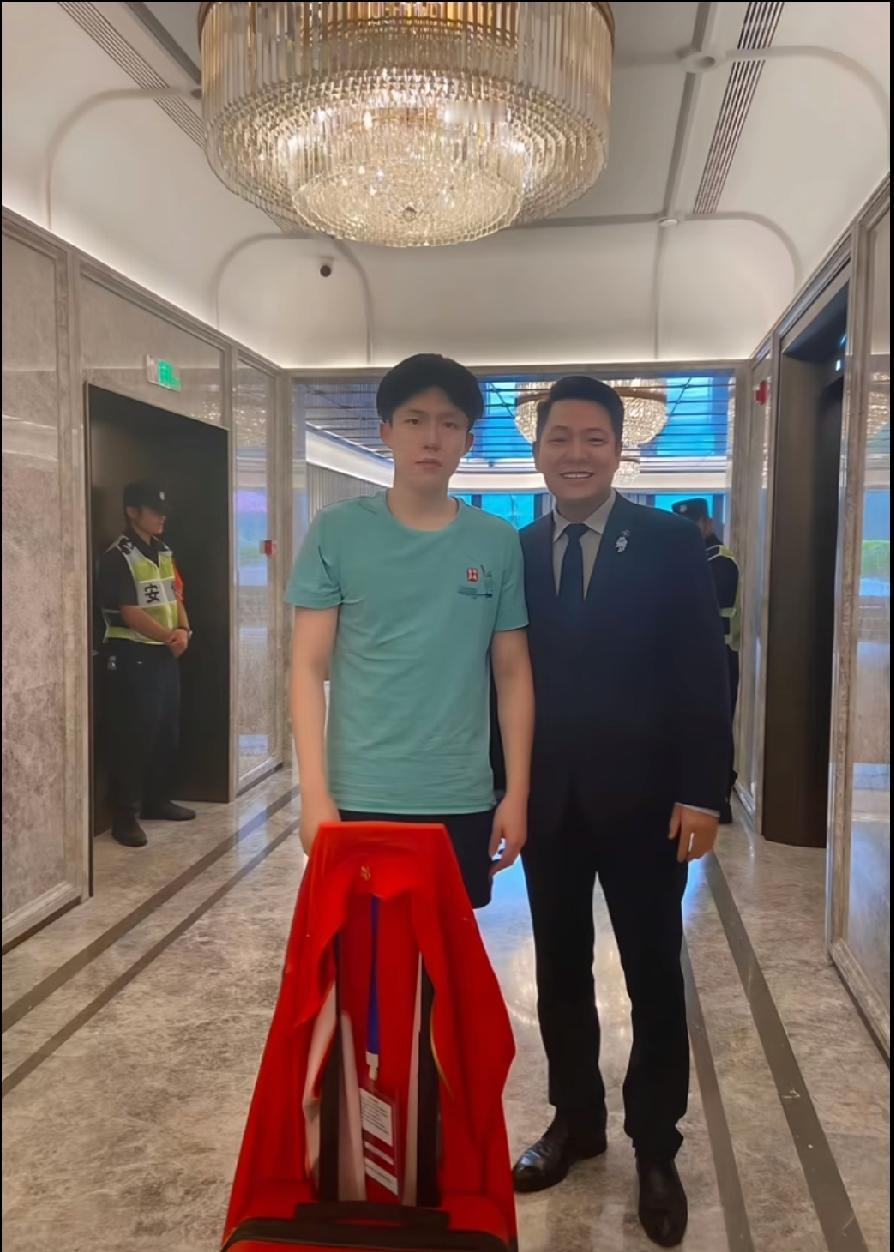 翻到一张杭州亚运会时期的旧合照，瞬间被呆萌的大头戳中啦～
入住酒店时和工作人员合