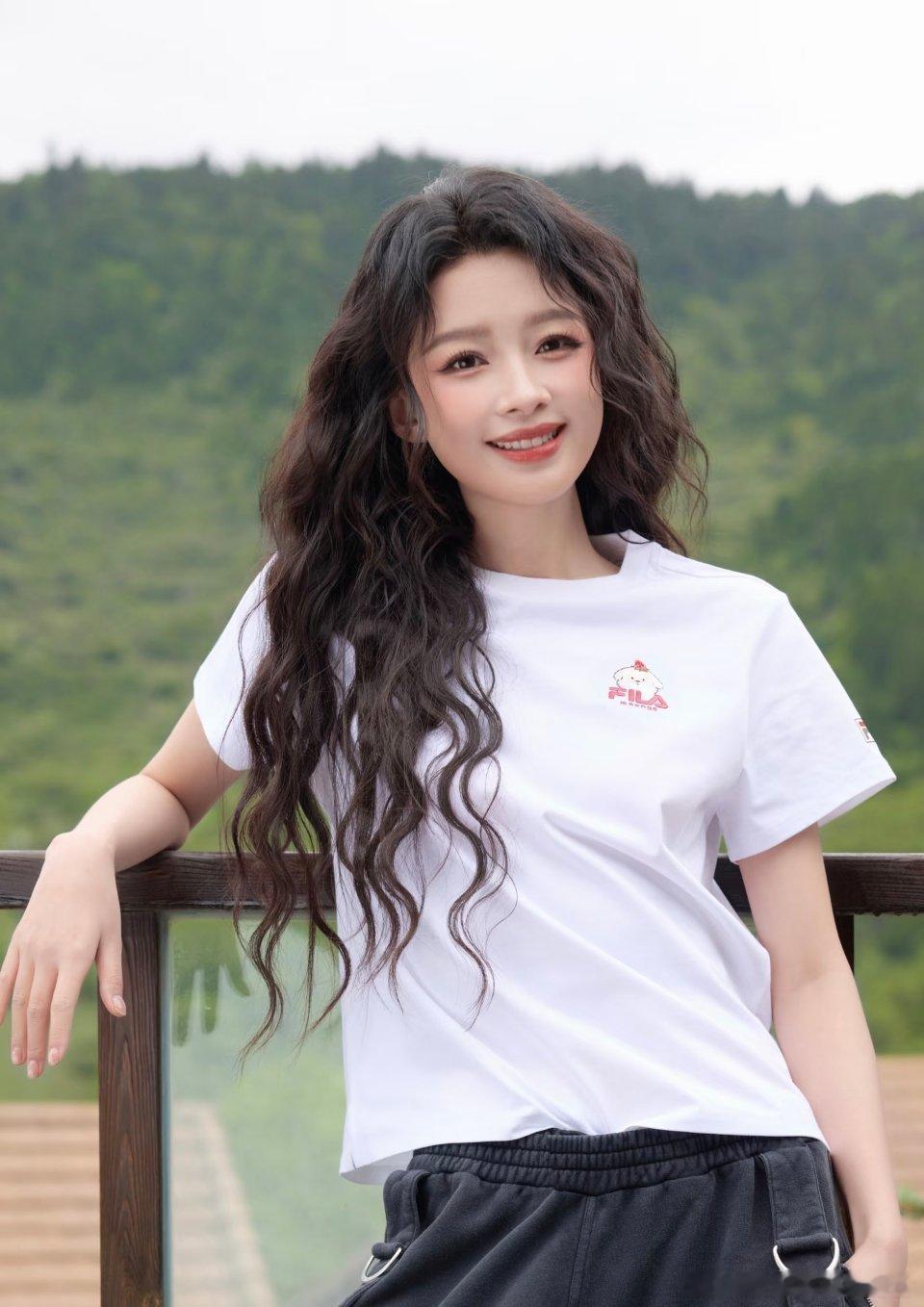 孙怡生日到处要抱抱 乘风2026乘风训练室生日名场面上线，寿星孙怡穿梭各个团队，