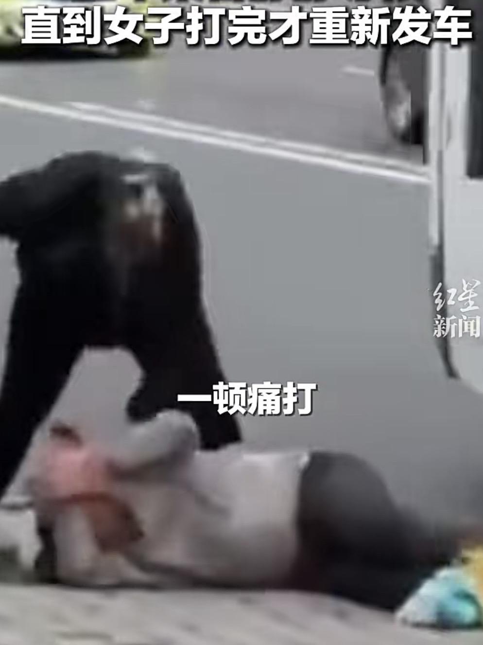俄罗斯，一男子在公交车上猥亵未成年女生，恰好被一大姐看见，大姐气得当场发飙，把男
