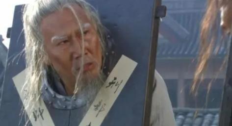 1390年，76岁的李善长被控谋反，他跪地求情称自己老了，但朱元璋却冷冷地看着他