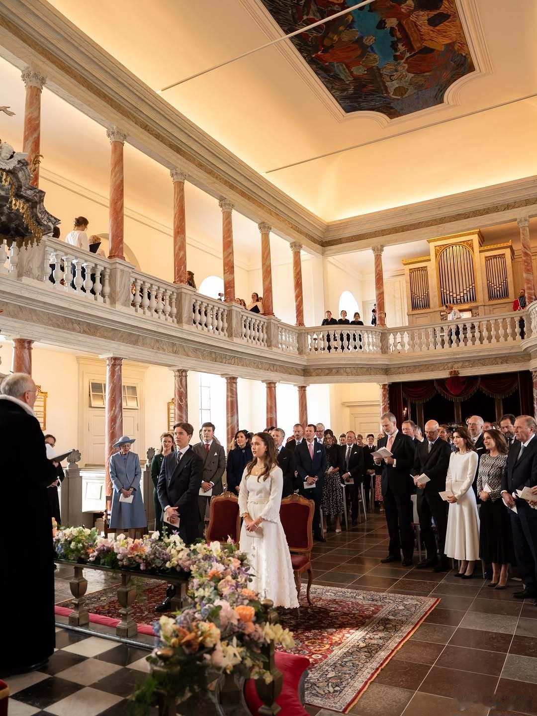 丹麦王室 🇩🇰丹麦王室官方的文森特王子和约瑟芬公主坚信礼仪式内部照。世界各国