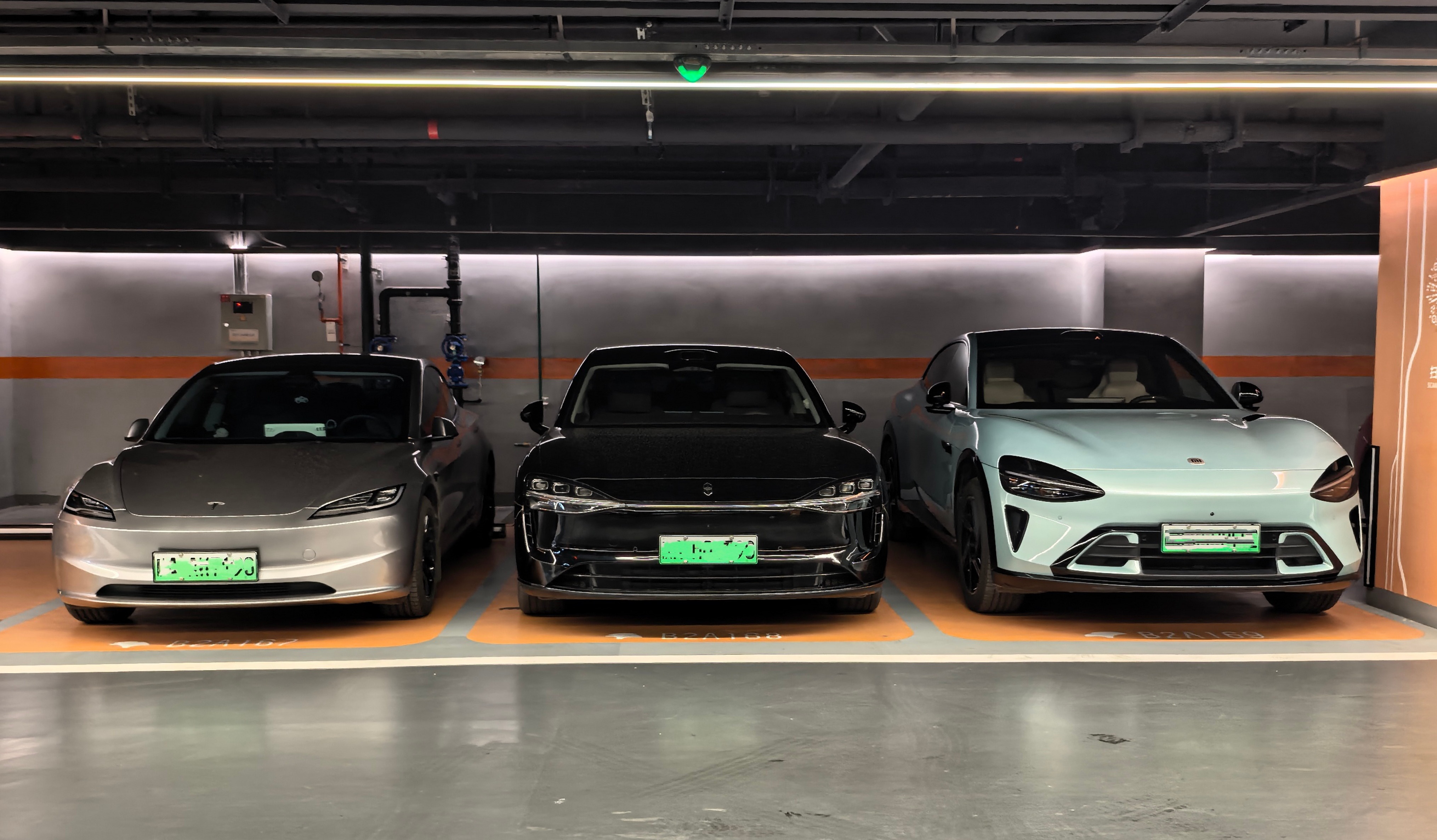 真的巧，停车停到特斯拉Model 3、小米YU7中间了。对比了一下，单就车头颜值