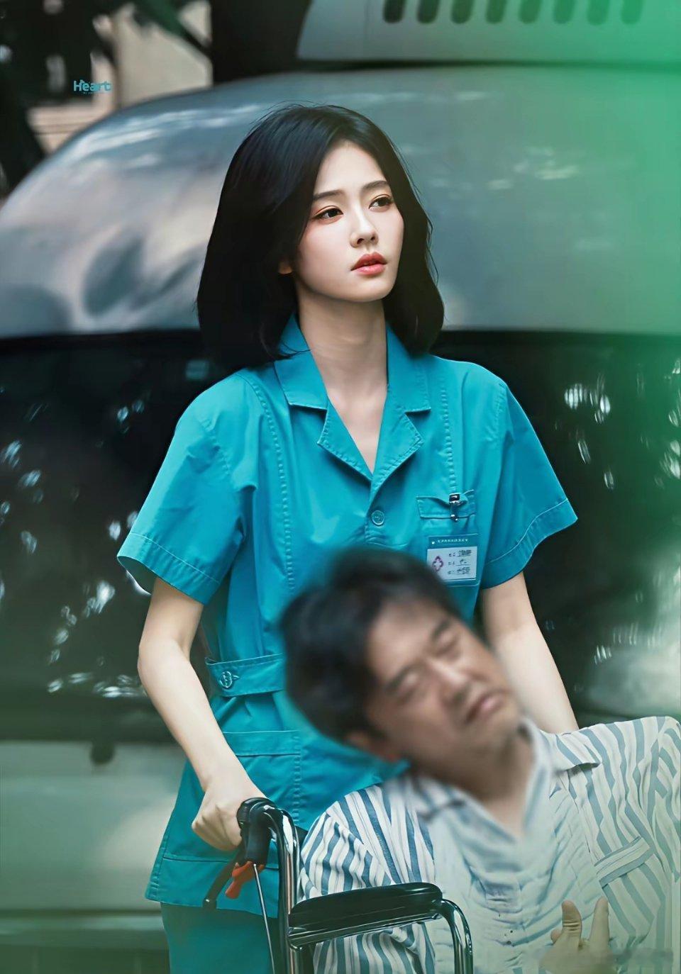 白鹿拍摄《开到荼蘼》开机当日意外摔伤，腿部伤痕清晰可见，伤势远比想象中严重。可她