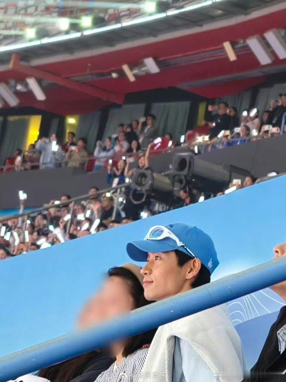 魏晨现身张杰演唱会 鸟巢演唱会惊现魏晨！两代青春同框谁能不激动 