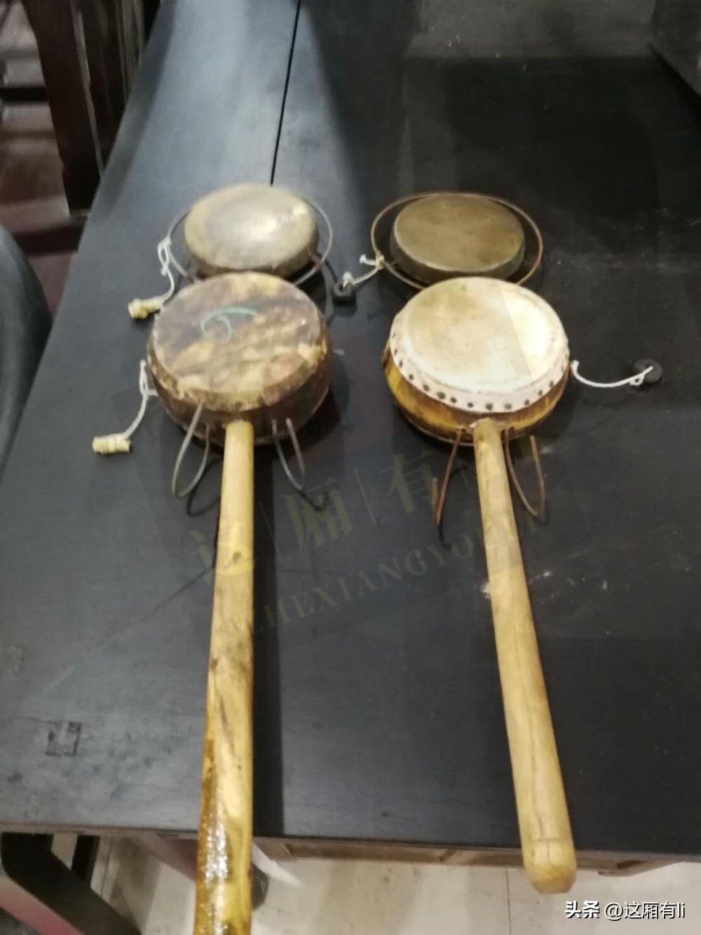 木柄久经摩挲，皮面早已泛黄褪色。从前走街串巷，全靠这清脆声响招揽路人。
一声声响