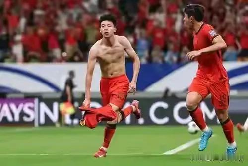 翻篇了，历史将进入新一个轮回！

图一，18岁王钰栋带着球直线冲横着走，明显快人
