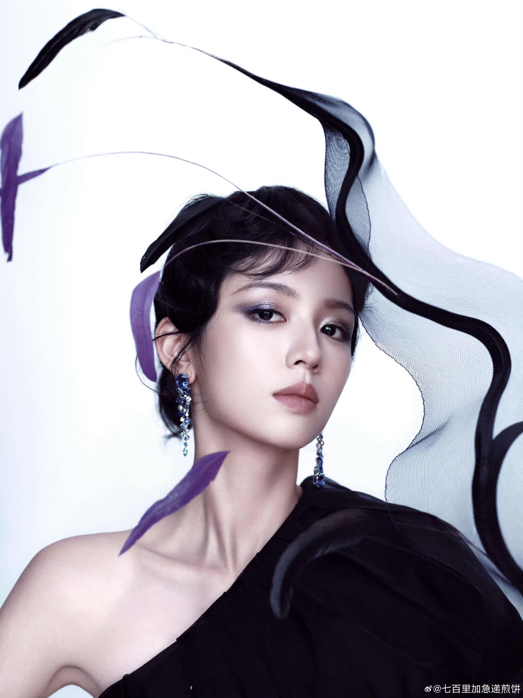 w盛典第一批女星造型图已出周也，林允，李沁 ​​​