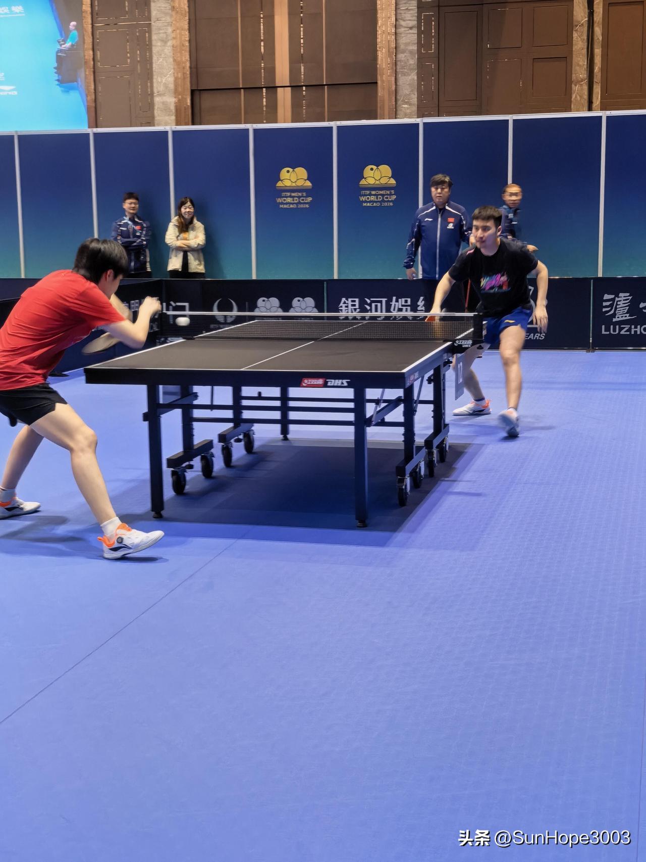 3.31日，王楚钦在澳门训练，腿部肌肉线条非常健康，穿的是红色的T恤，
陪练还是