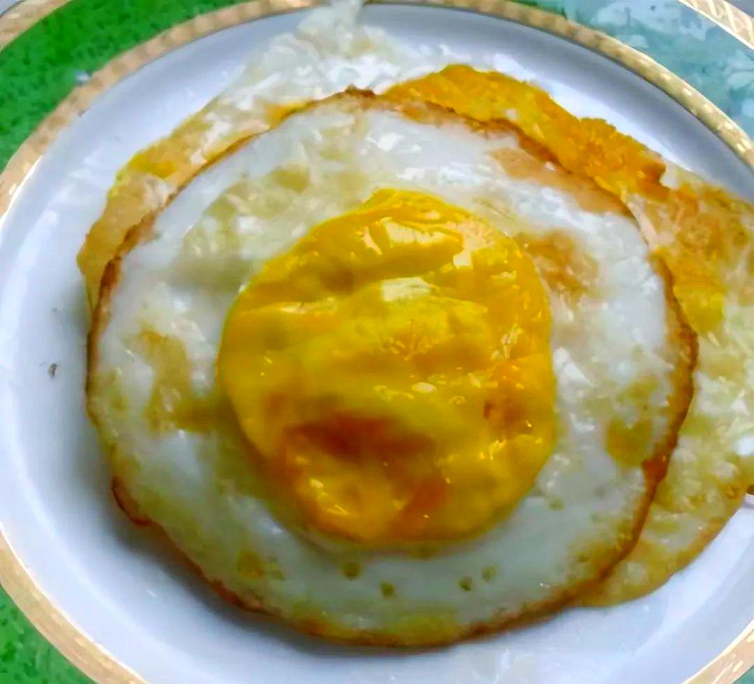 圆滚滚一颗，

黄澄澄一窝，

咬开糯糯的，

香得乐呵呵！