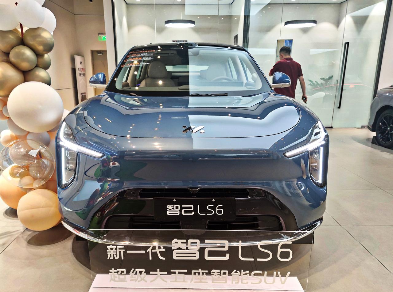 超级大五座智能SUV《智己LS6》
  2026款智己LS6焕新上市，推出纯电和